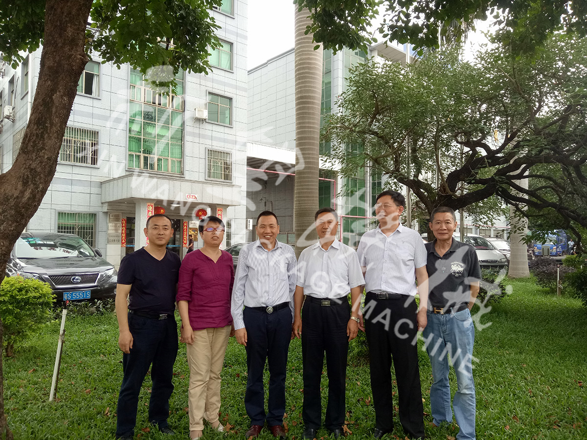 總裝備部劉思剛少將、新華社李建琦博士一行蒞臨新望公司考察指導(dǎo)