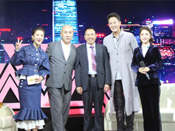 新望董事長(zhǎng)羅永輝與著名歌星劉尊老師、汪正正老師、郭津彤老師、主持人雅琪在北京電視臺(tái)錄制節(jié)目現(xiàn)場(chǎng)親切合影